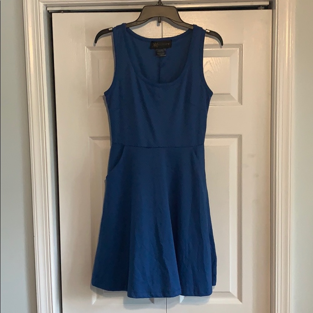 Yes it has pockets!!!